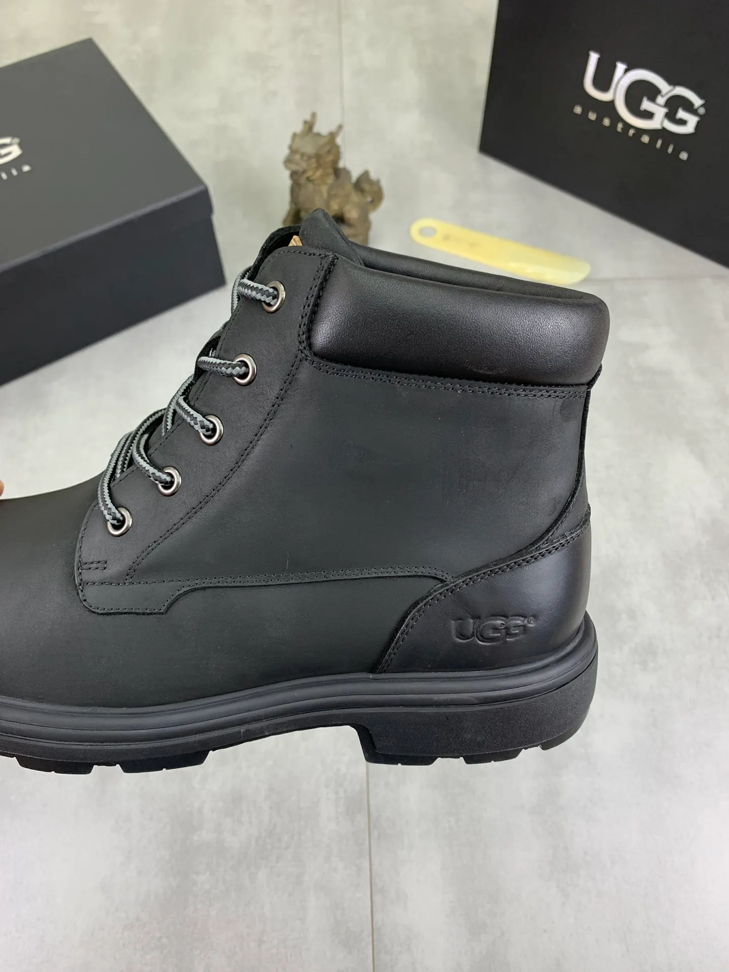 Factory price P640 💶[UGG] (full wool lining) Top-end high-quality fur integrated warm snow boots from Australia's warm luxury men's shoes brand, UGG-5877 official website synchronized, made of imported cowhide, carefully sewn...Imported rubber outsole (comfortable, soft, wear-resistant) The quality is really great...Exquisite workmanship, you can't put it down at first sight, code number: 39-44 Color: 3️⃣colors available